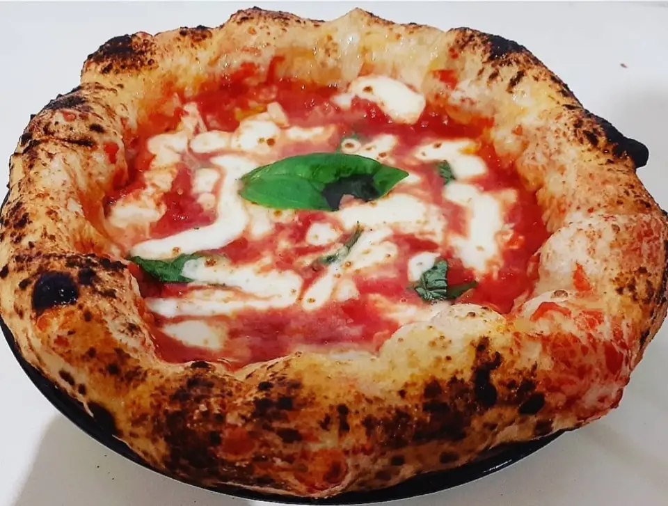 Pizza Napoletana con impasto poolish, la ricetta del pizzaiolo Antonio Bia