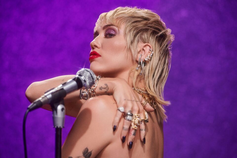 Miley Cyrus annuncia il nuovo album Plastic Hearts