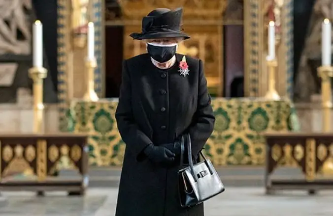 La Regina Elisabetta II con la mascherina per la prima volta in pubblico