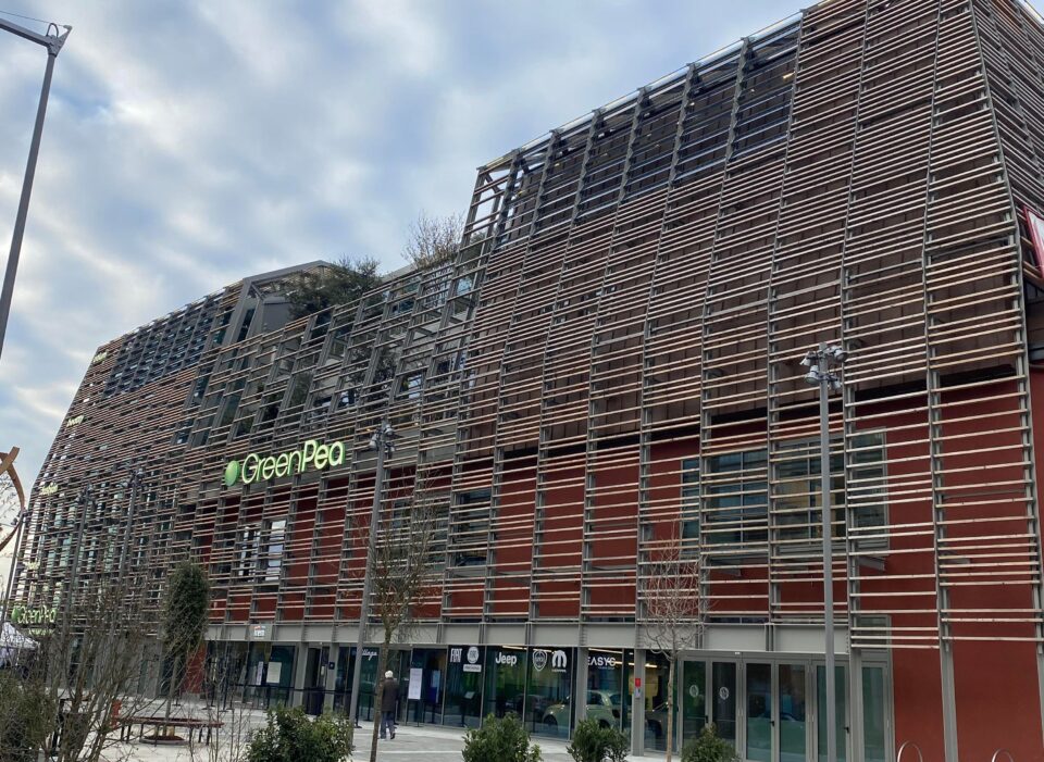 Green Pea: a Torino Oscar Farinetti inaugura il centro commerciale dedicato allo shopping sostenibile