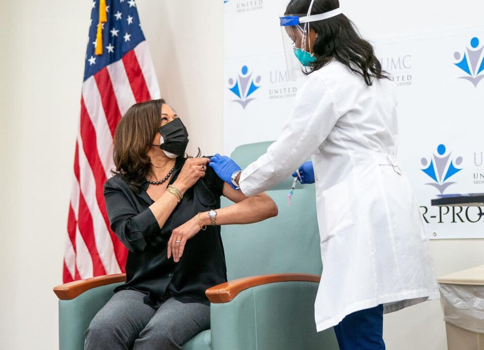 Kamala Harris, vaccino contro il Covid in diretta TV