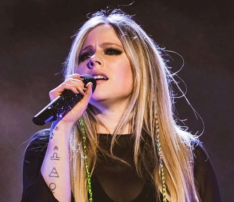 Avril Lavigne il brano Flames con Mod Sun