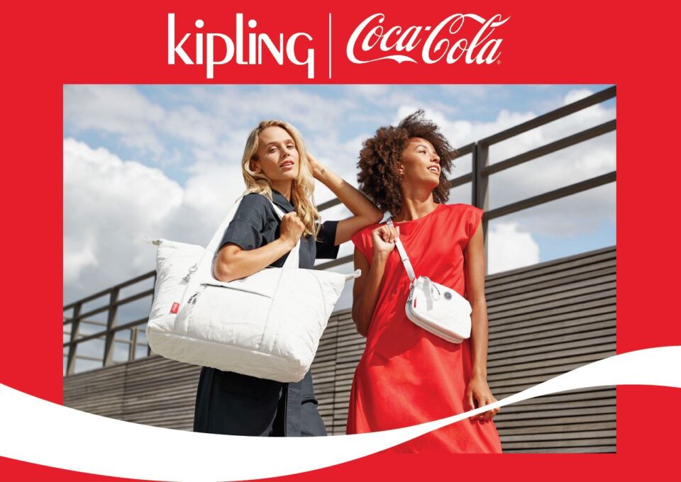 Kipling X Coca Cola: la prima collezione sostenibile di borse di plastica riciclata