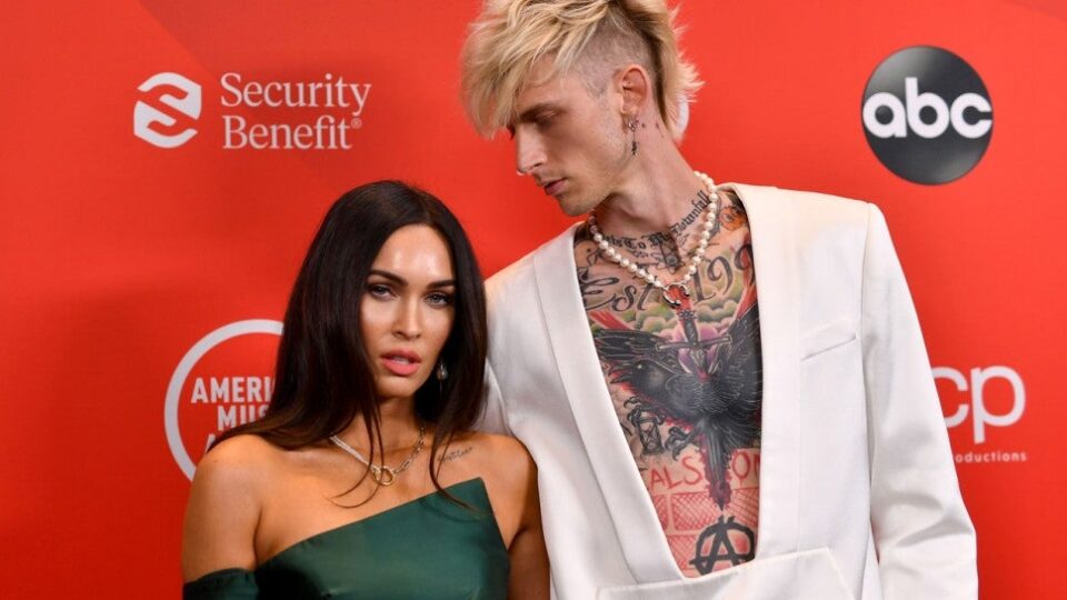 Megan Fox con un anello da fidanzamento