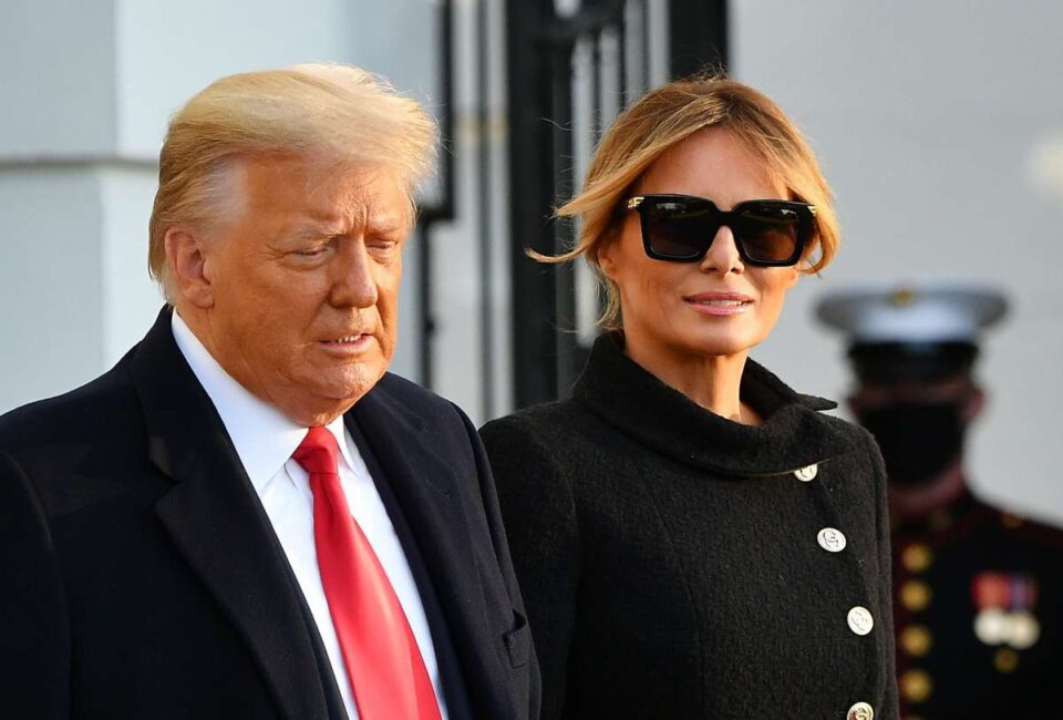 Melania Trump, l'outfit total black per l'addio alla Casa Bianca