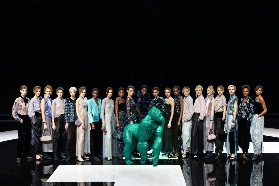 Giorgio Armani, l'eleganza notturna e ambientalista della FW21 co-ed