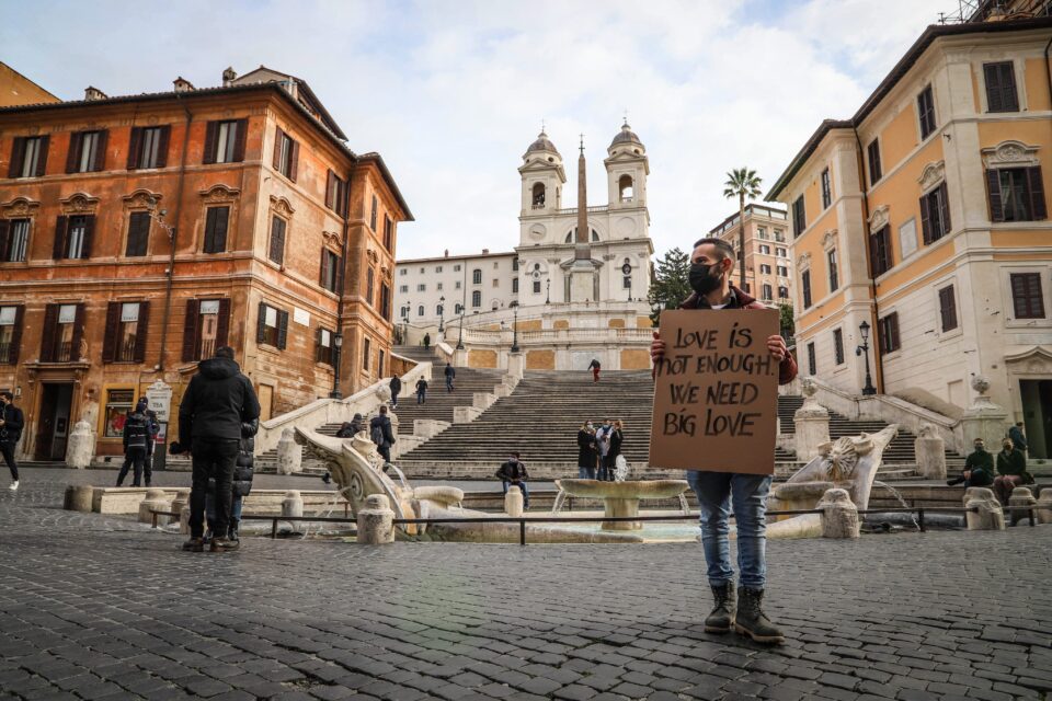 "Love is not enough, we need big love": i cartelli