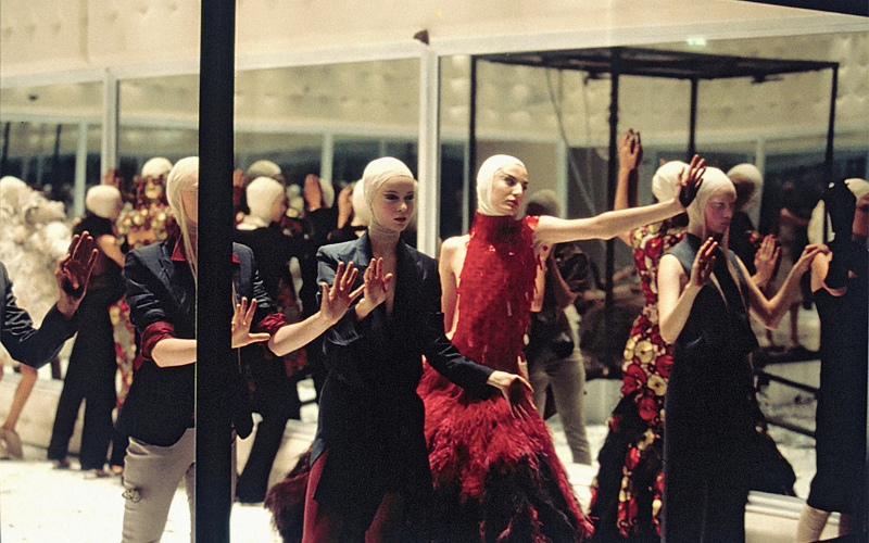 Alexander McQueen e Vestiaire Collective, il progetto "Brand Approved"