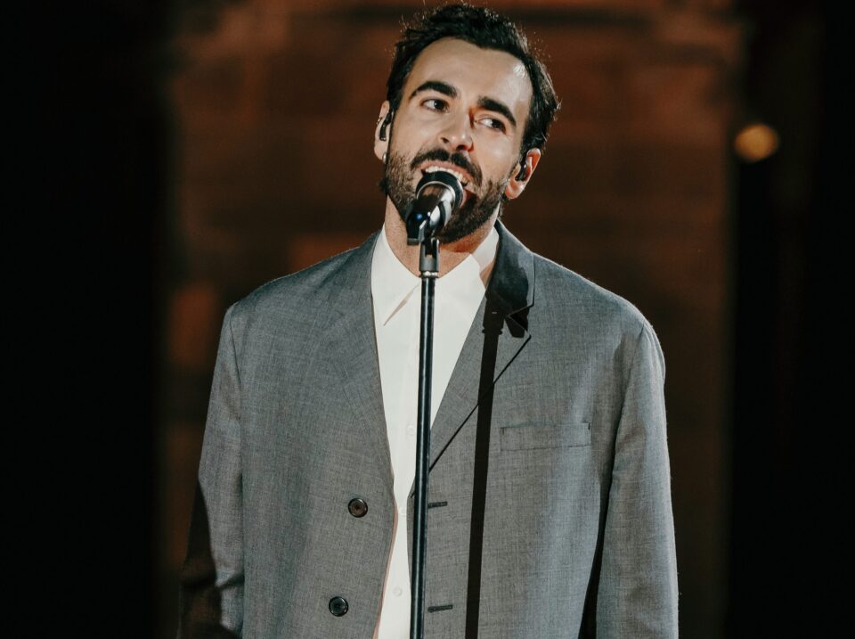 Marco Mengoni canta Lucio Dalla da Bergamo
