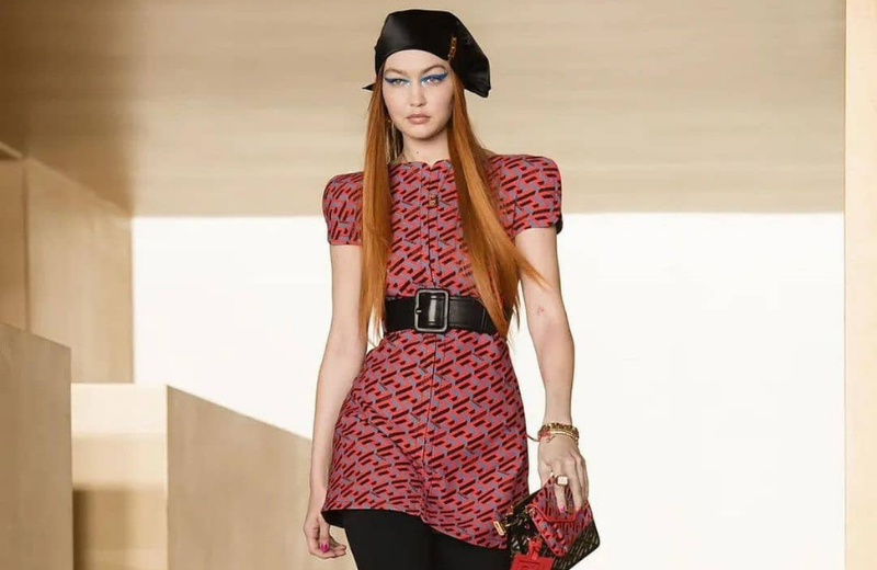 Gigi Hadid per Versace con capelli rosso apricot