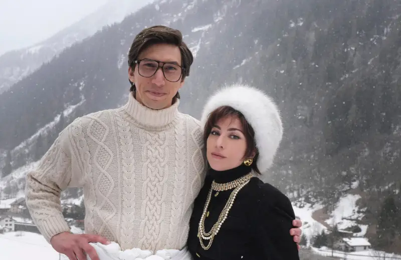 Lady Gaga e Adam Driver in House of Gucci, look