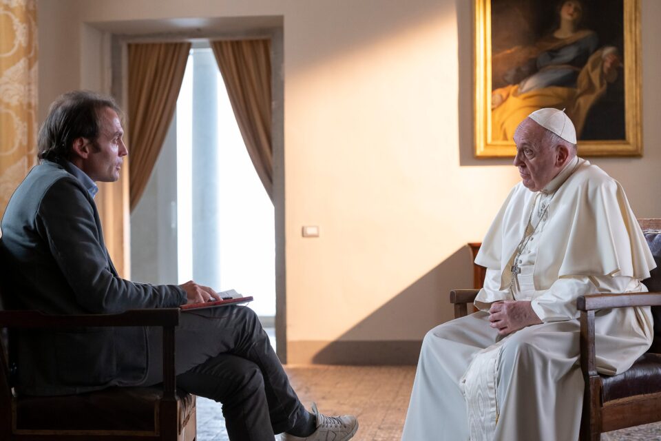 "Vizi e virtù", Papa Francesco su Nove con le testimonianze di molti artisti