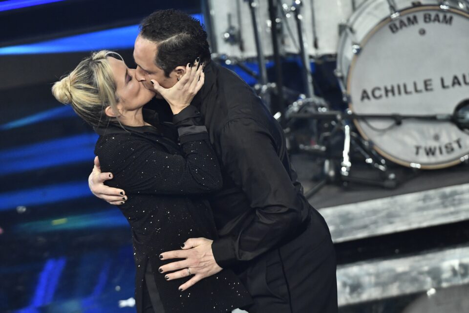 Francesca Barra e Claudio Santamaria, il bacio a Sanremo 2021