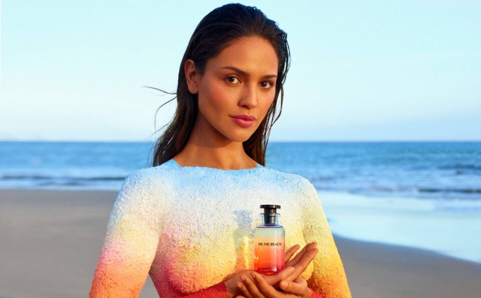 Eiza González nella campagna del profumo Louis Vuitton On The Beach