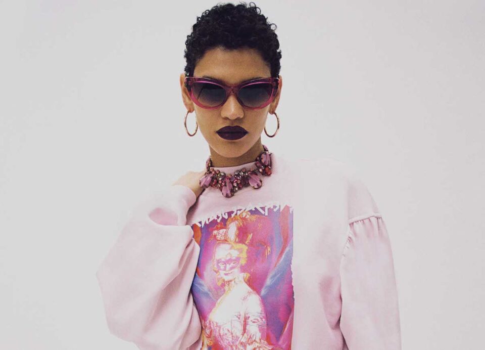 Versace, capsule pop jeans couture con Hey Reilly
