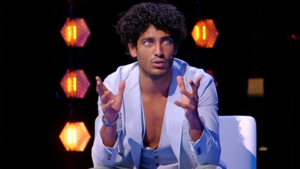 Akash Kumar e l'eleganza di Armani, la giacca a petto nudo