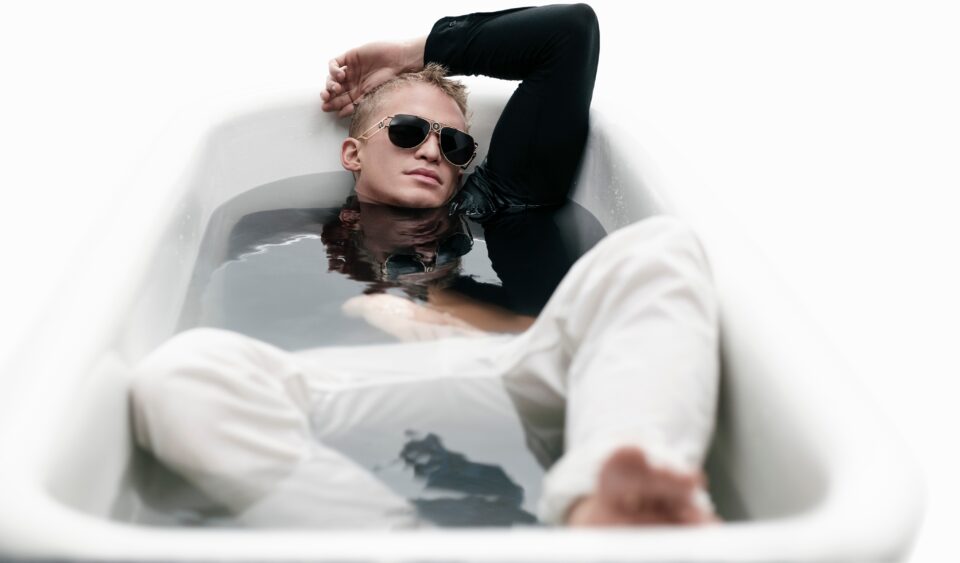 Cody Simpson X Versace, la capsule Eyewear uomo per l’Estate 2021