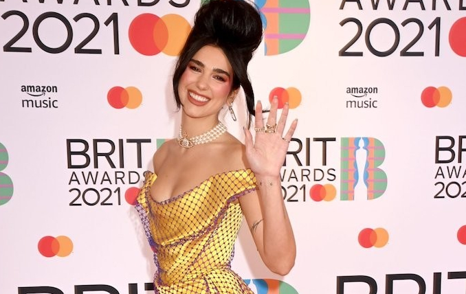 Dua Lipa, il look ai Brit Awards omaggio ad Amy Winehouse