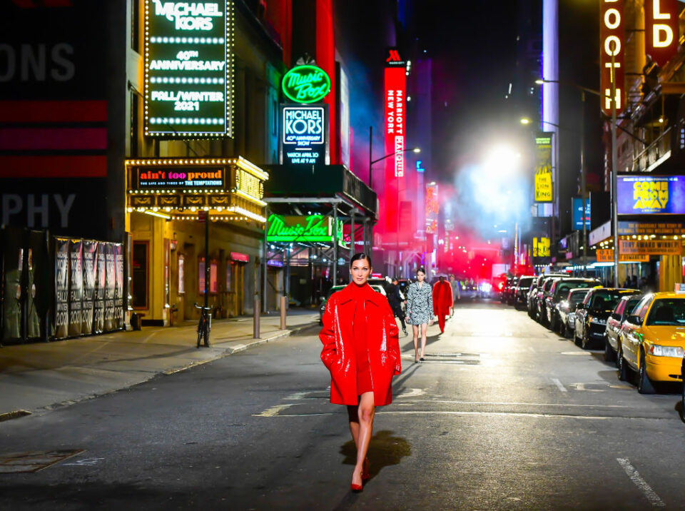 Michael Kors sfilerà in presenza alla New York Fashion Week di settembre