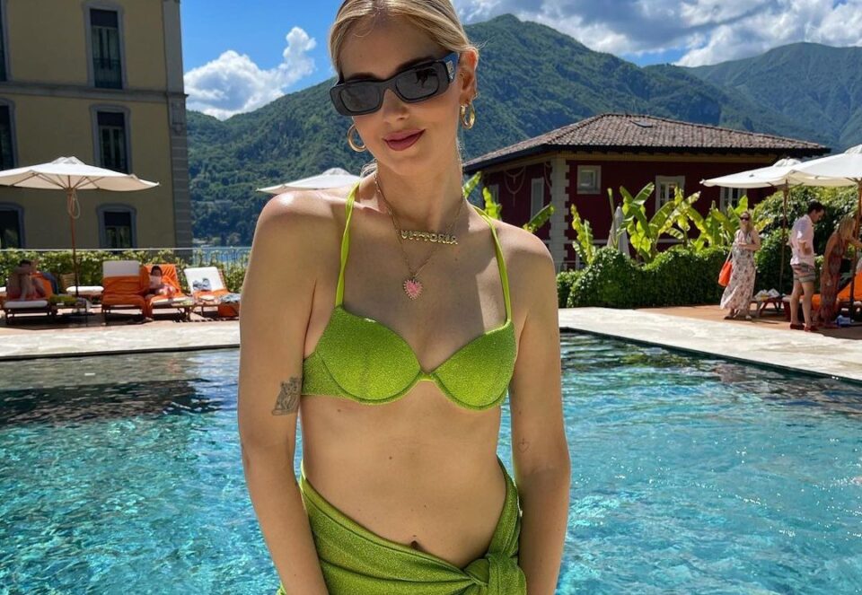 Chiara Ferragni, il bikini shiny verde lime da copiare