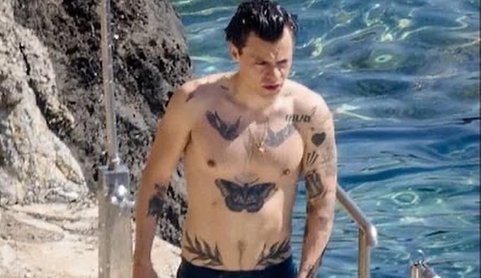 Harry Styles in Toscana. Le foto in costume