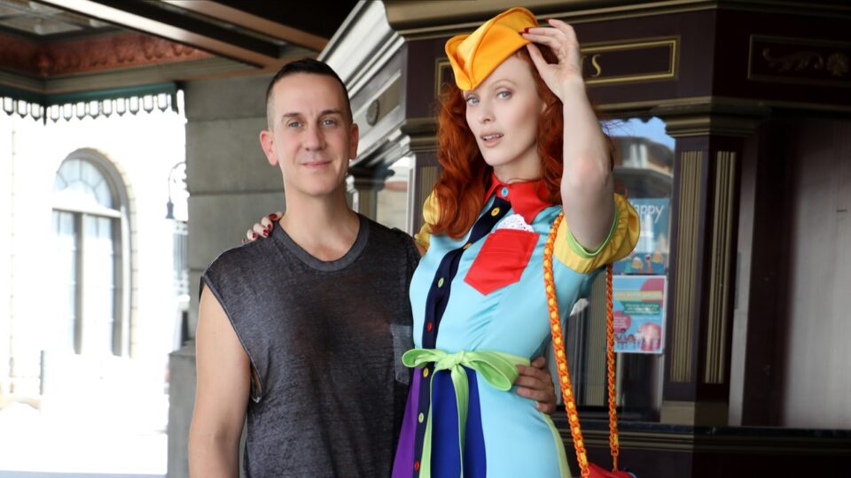 Moschino, Karen Elson volto del fashion film musical della Resort 2022