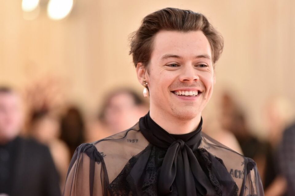 Harry Styles lancia una linea di cosmetici e profumi