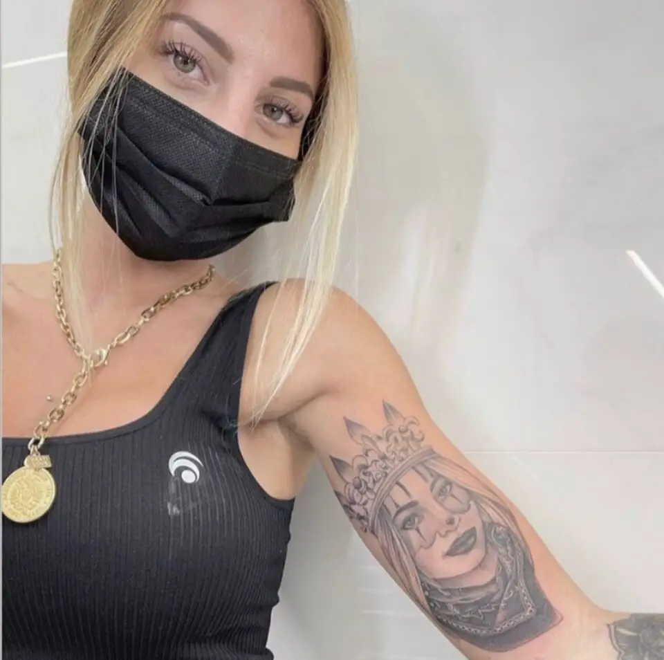 Chiara Nasti si tatua il suo volto sul braccio
