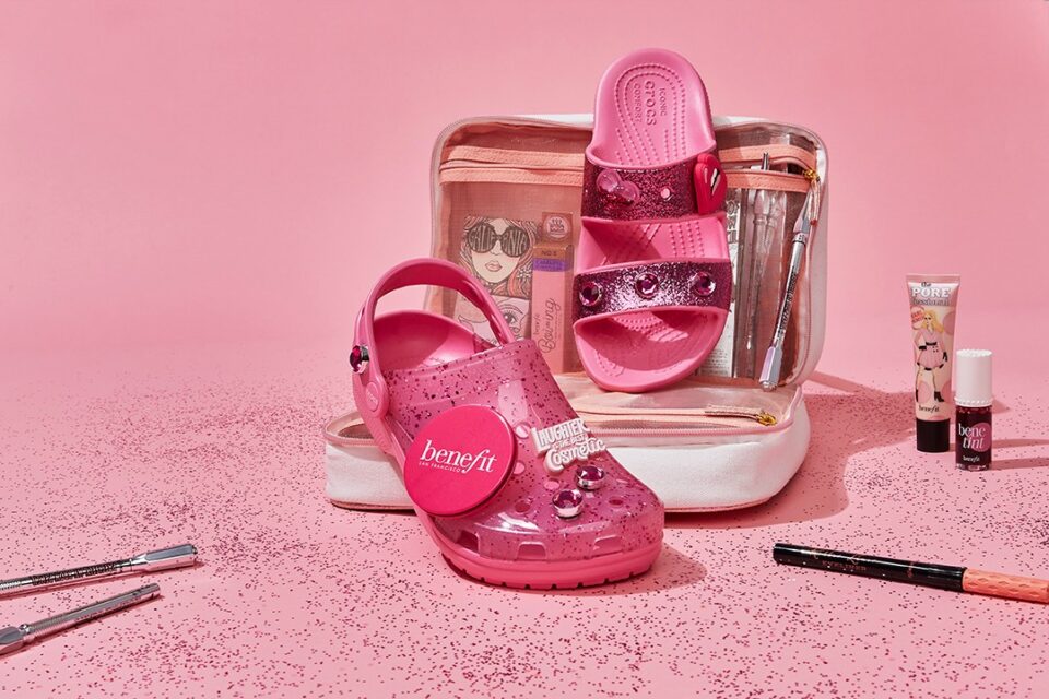 Crocs, la top capsule con Benefit Cosmetics