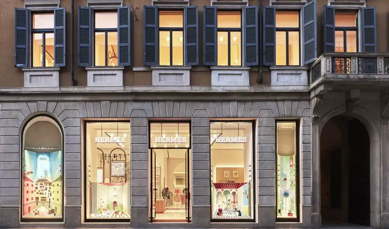 Hermès riapre l'iconica boutique di Milano dopo il restyling top