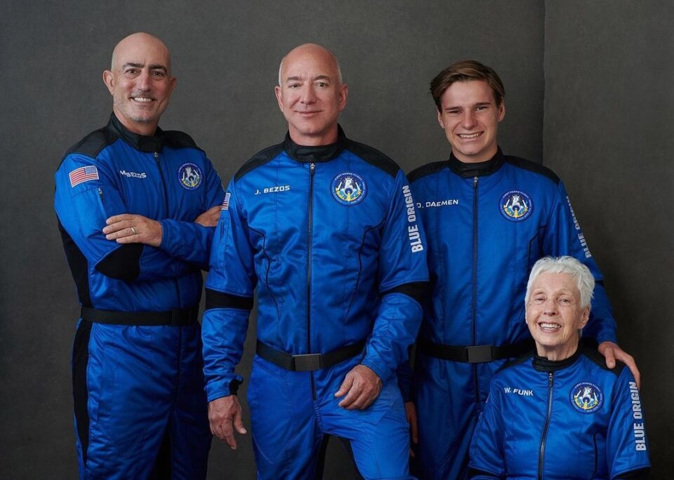 Jeff Bezos, il lancio di Blue Origin è riuscito