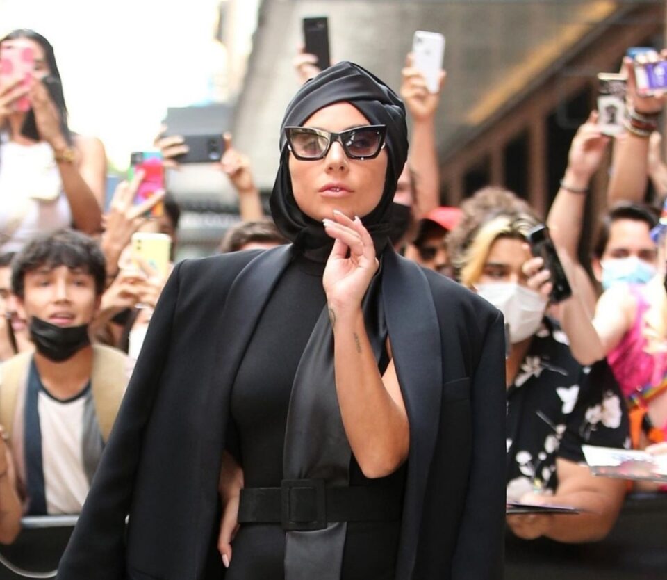 Lady Gaga come una diva in un completo total black
