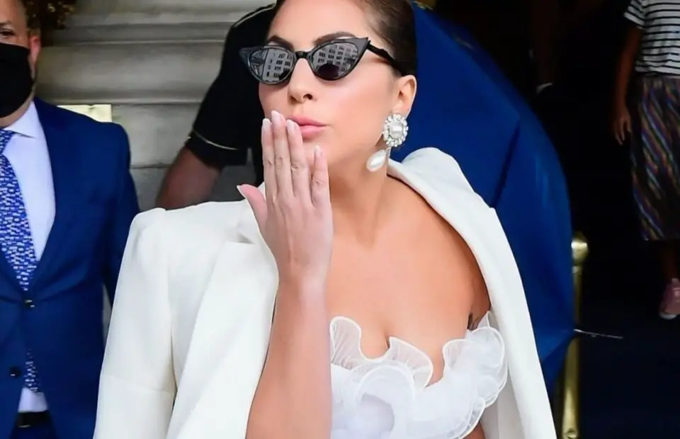 Lady Gaga, total white con abito Giambattista Valli