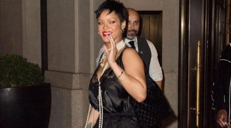 Rihanna, total black con un abito firmato Vacquera