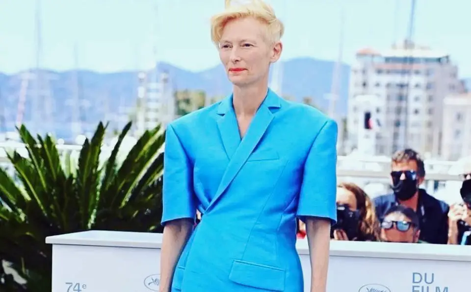 Tilda Swinton e la giacca a maniche corte a Cannes