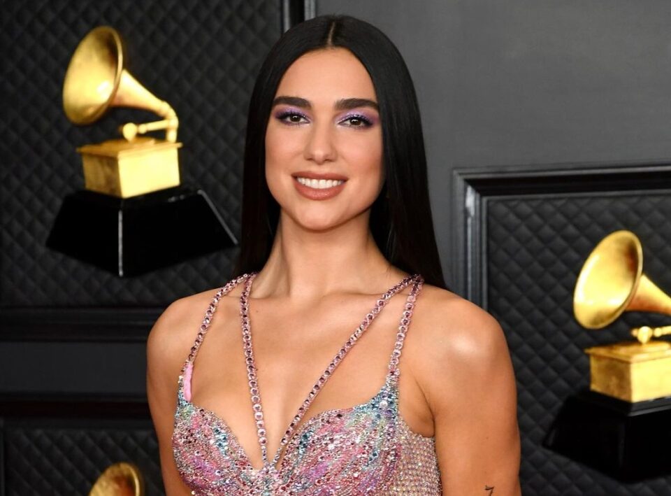 Dua Lipa festeggia 26 anni. Artista e icona di stile