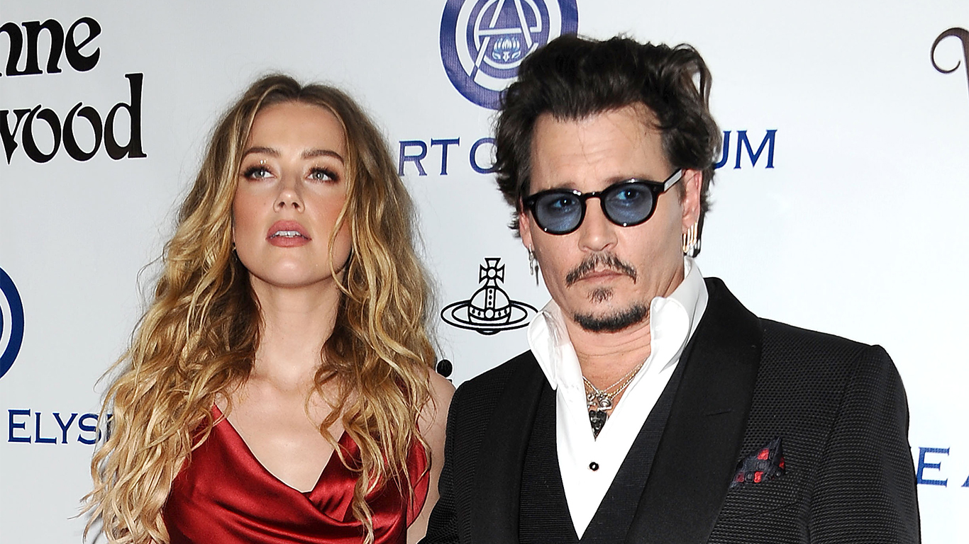 Johnny Depp vince la causa: la Heard dovrà risarcirlo