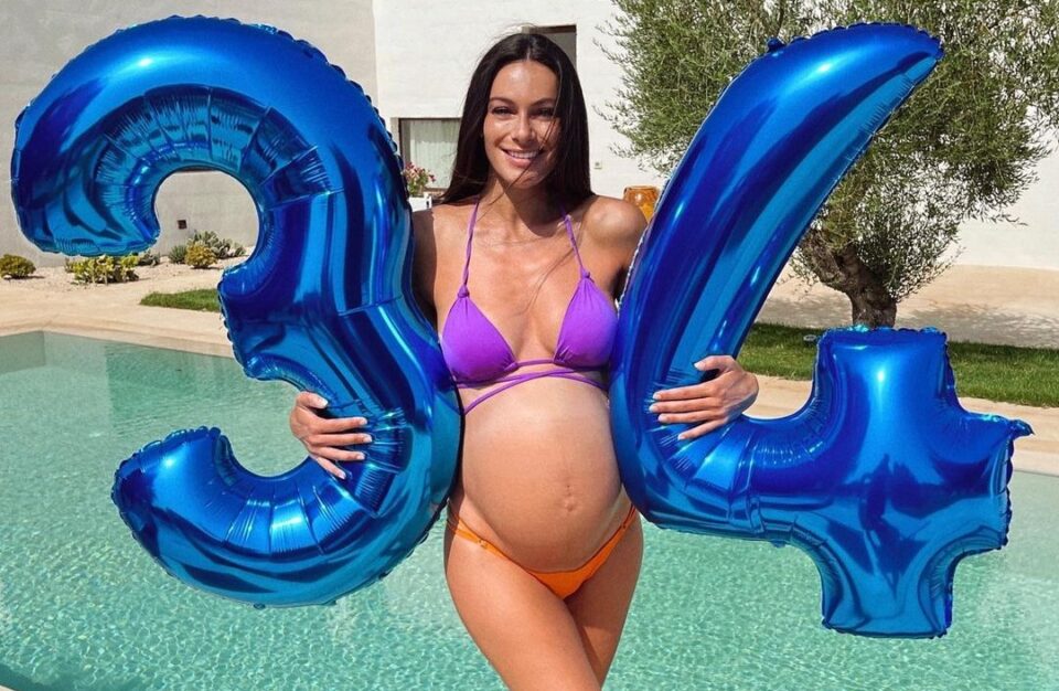 Paola Turani compie 34 anni, i look più belli in gravidanza