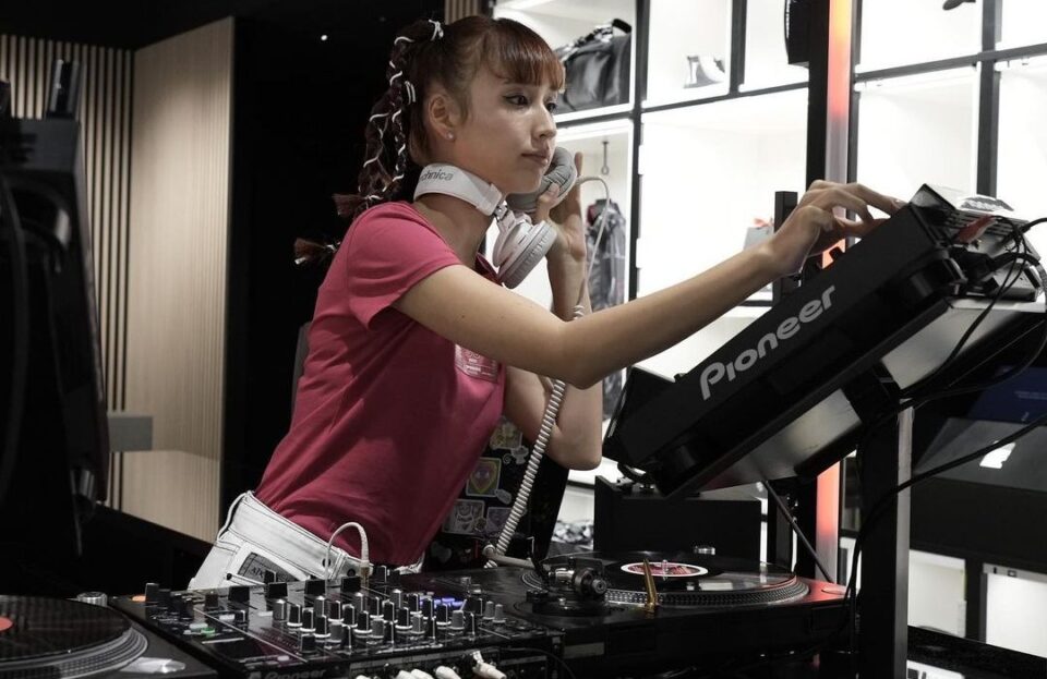 Armani Exchange festeggia 30 anni con DJ mix in tutto il mondo