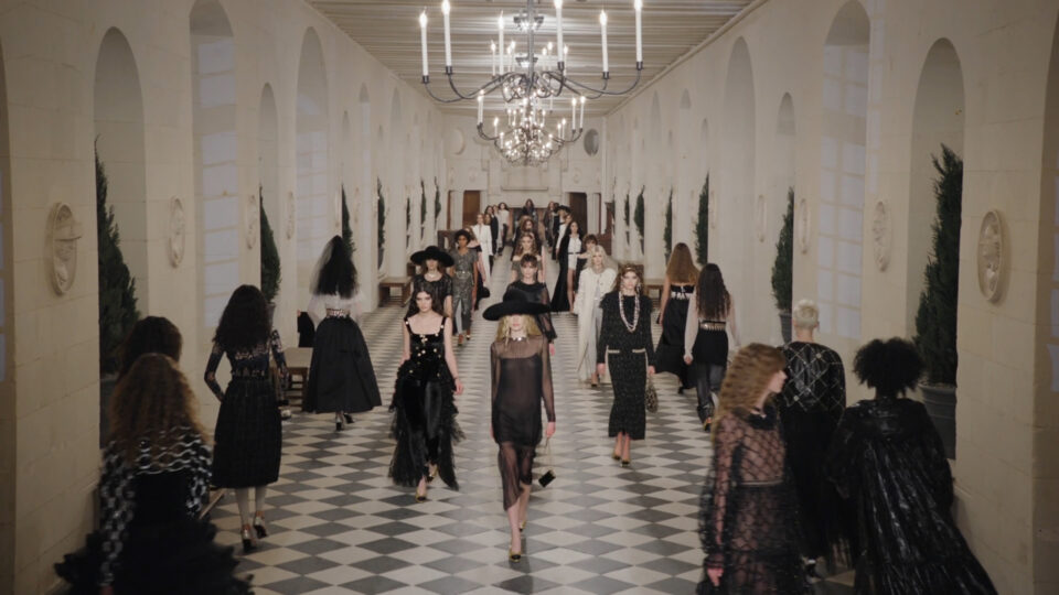Métiers d’Art, la sfilata Chanel 2021 al 9M di Parigi