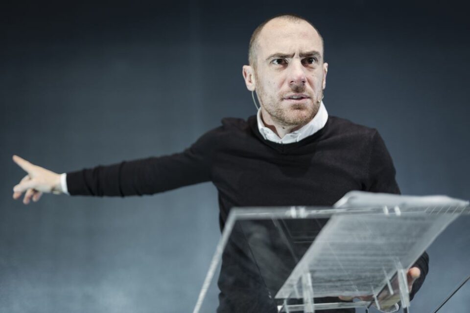 “Segnale d’allarme”, Elio Germano a teatro in Virtual Reality