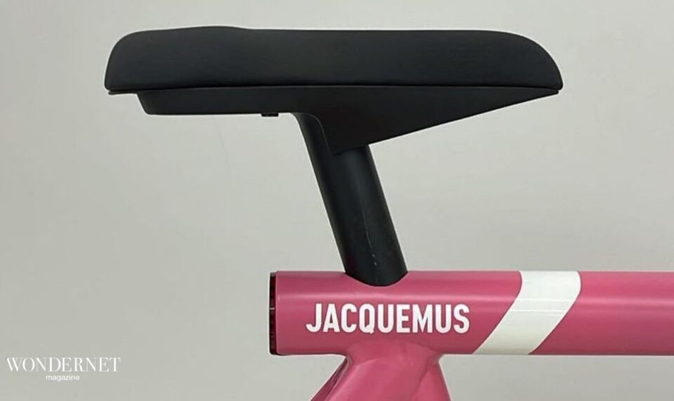 Jacquemus griffa una bici elettrica rosa super chic