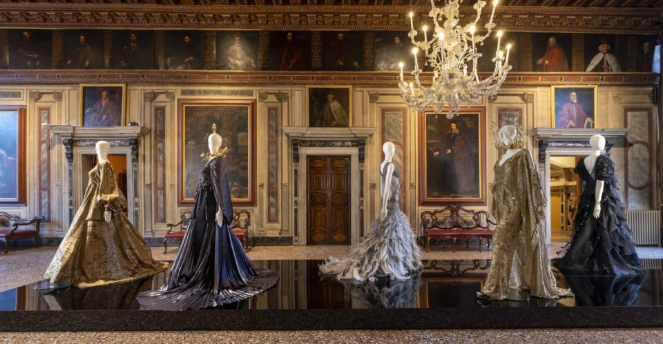Gli abiti di Alberta Ferretti in mostra da oggi a Venezia_