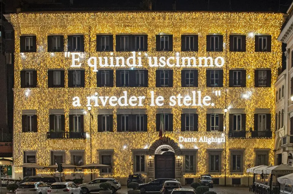 Palazzo Mignanelli, sede di Valentino, illuminato per Natale 2021