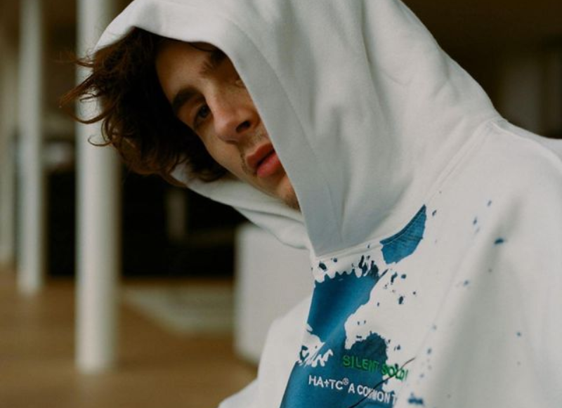 Timothée Chalamet firma una felpa per i bambini dell'Afghanistan