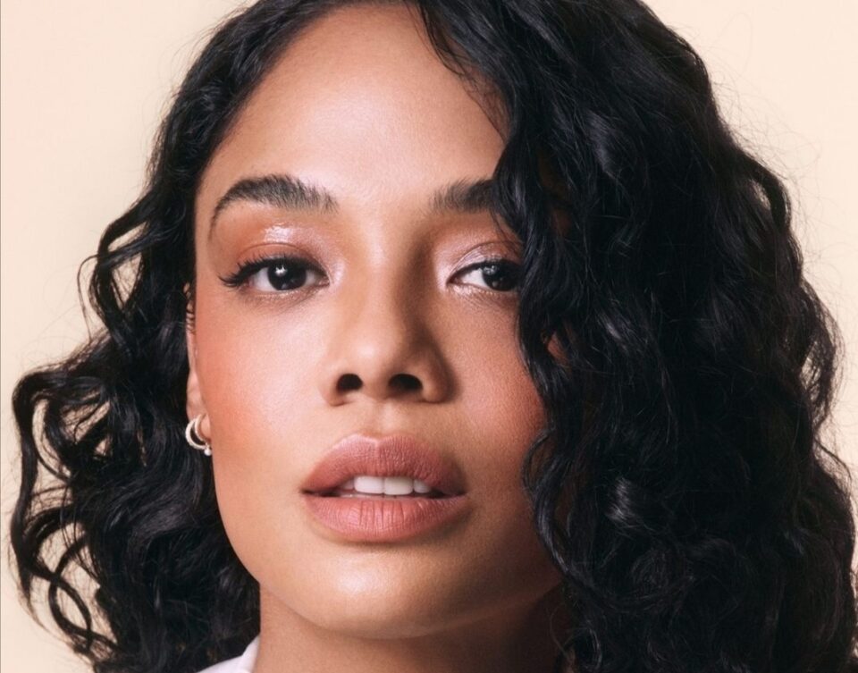 Tessa Thompson è il nuovo volto di Armani Beauty