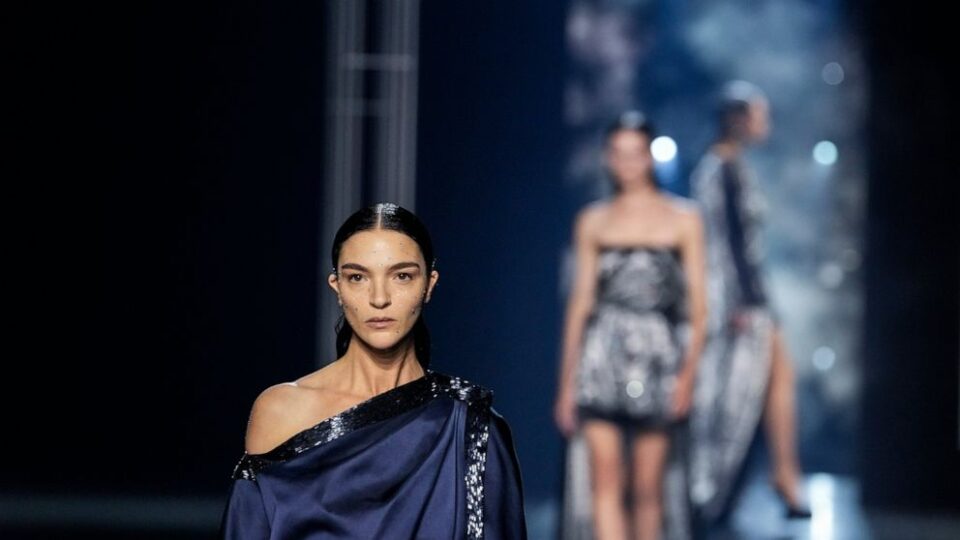 Fendi, l'Haute Couture di Parigi sfila al buio in omaggio all'eternità di Roma