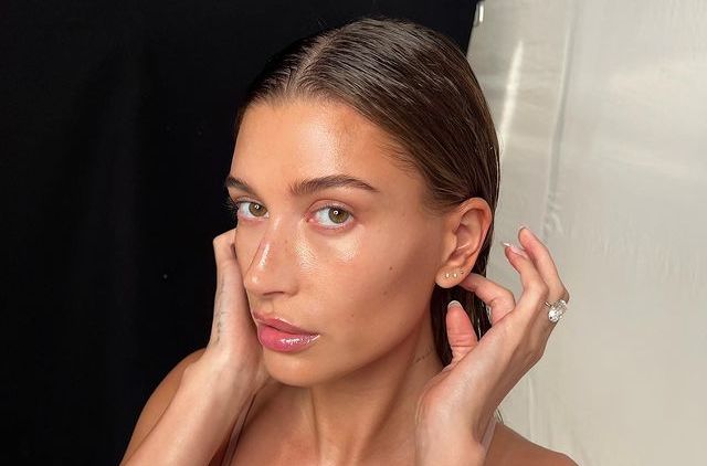 Hailey Bieber svela i primi prodotti del suo beauty brand "Rhode"