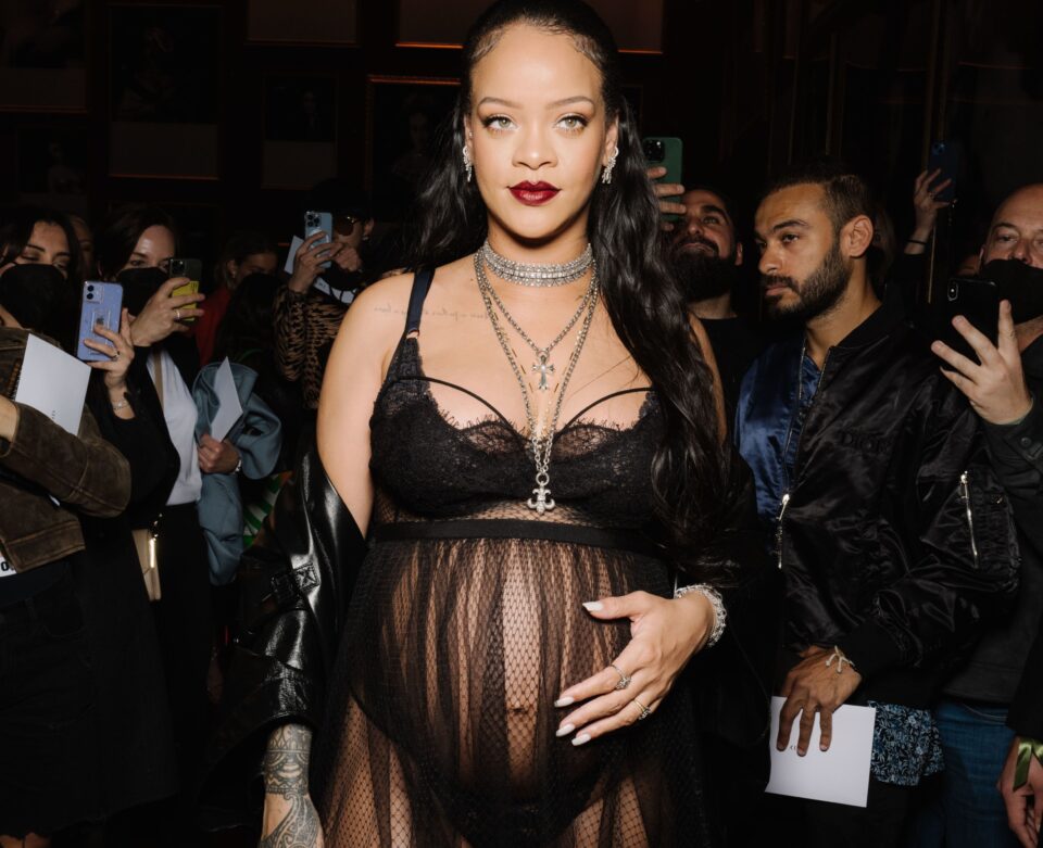 Rihanna in lingerie da Dior a Parigi