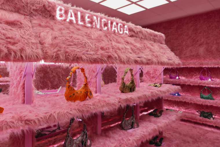 Balenciaga, a Londra un pop-up store in eco-pelliccia rosa